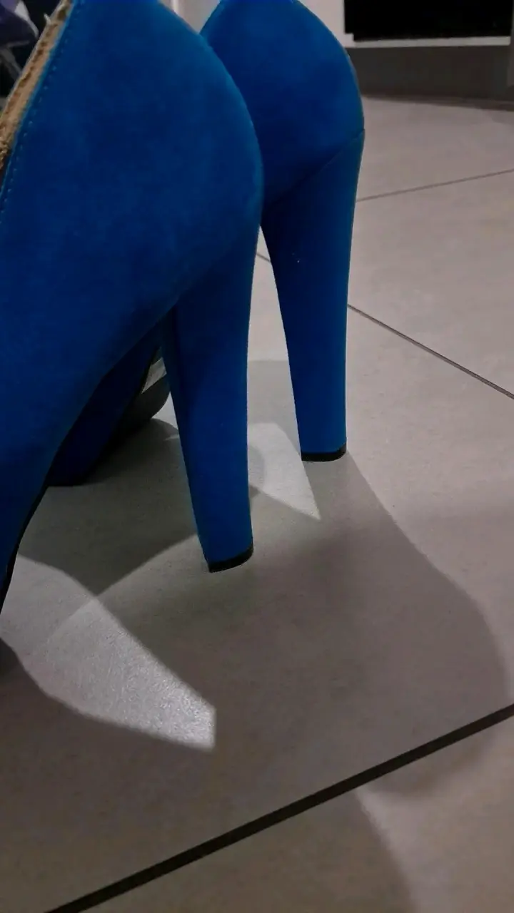 Tacones azules elegantes - miniatura 2