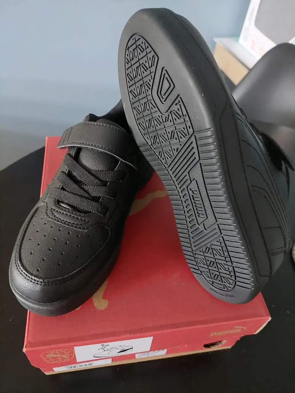 Zapatillas negras con velcro - miniatura 1