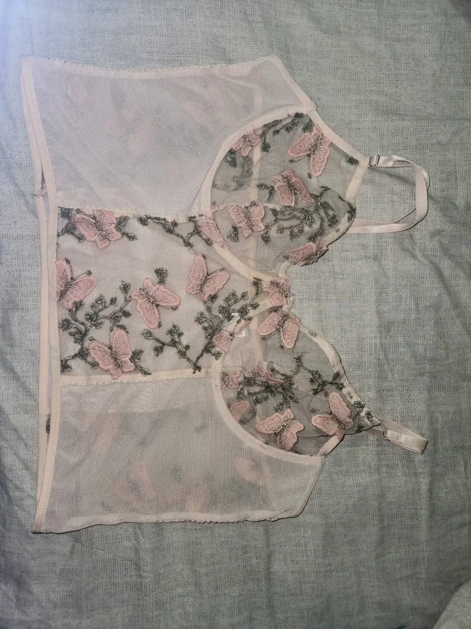 Top de encaje con mariposas