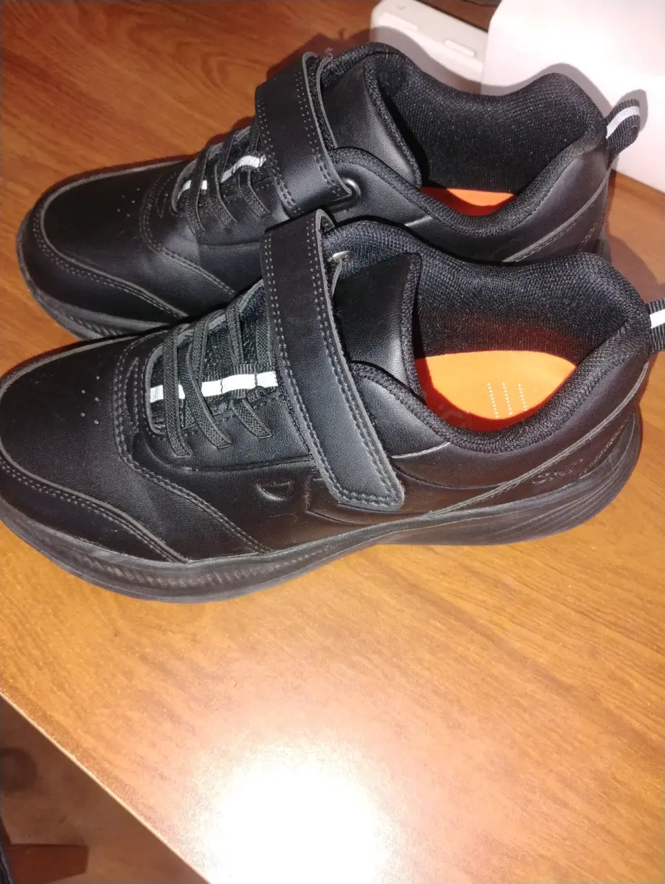 Zapatillas negras con Velcro - miniatura 1