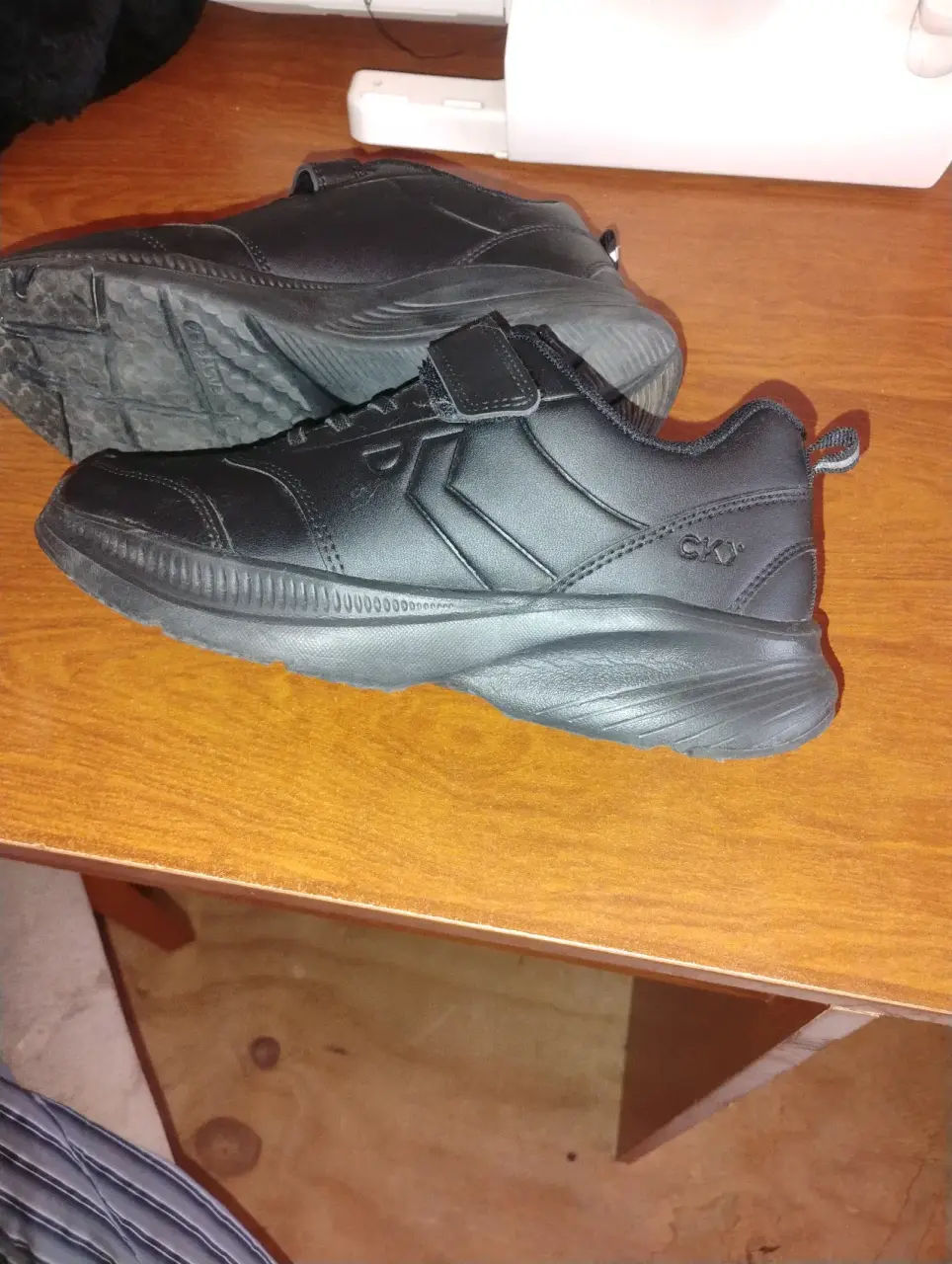 Zapatillas negras con Velcro - miniatura 4