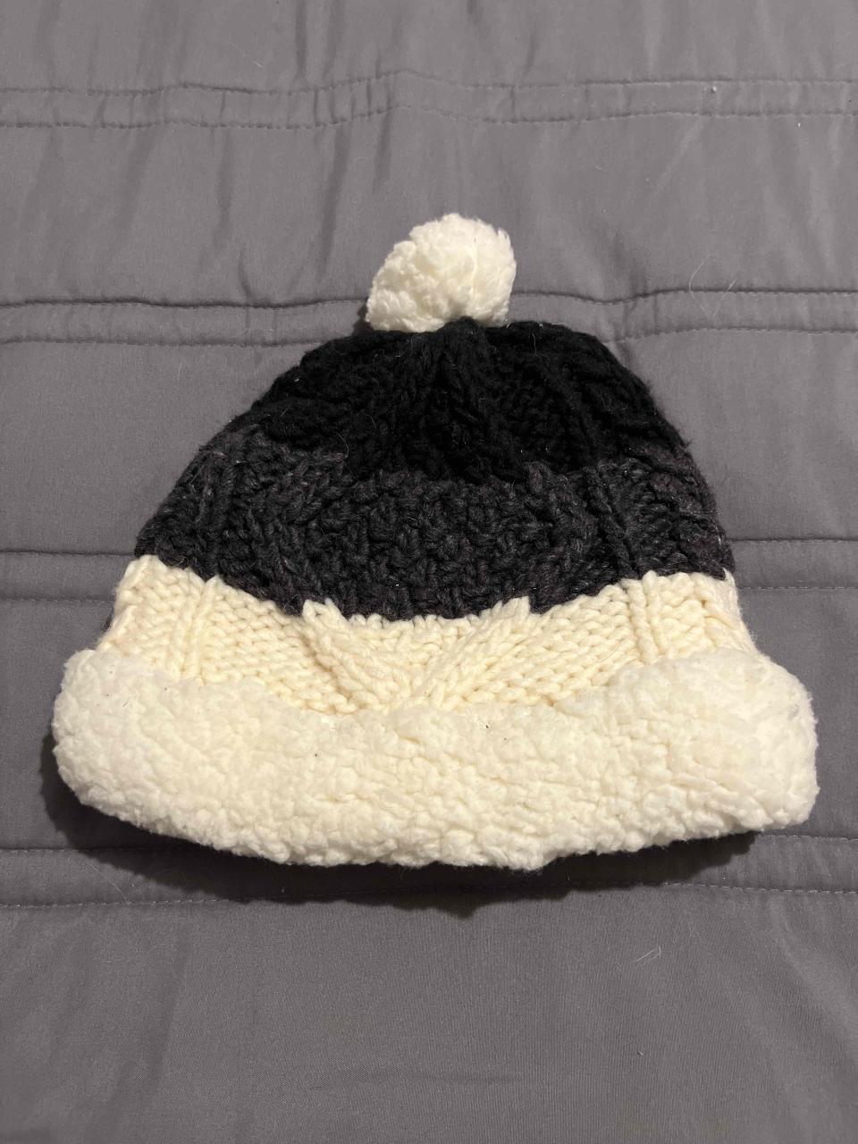 Gorro de lana tejido en blanco y negro - miniatura 1