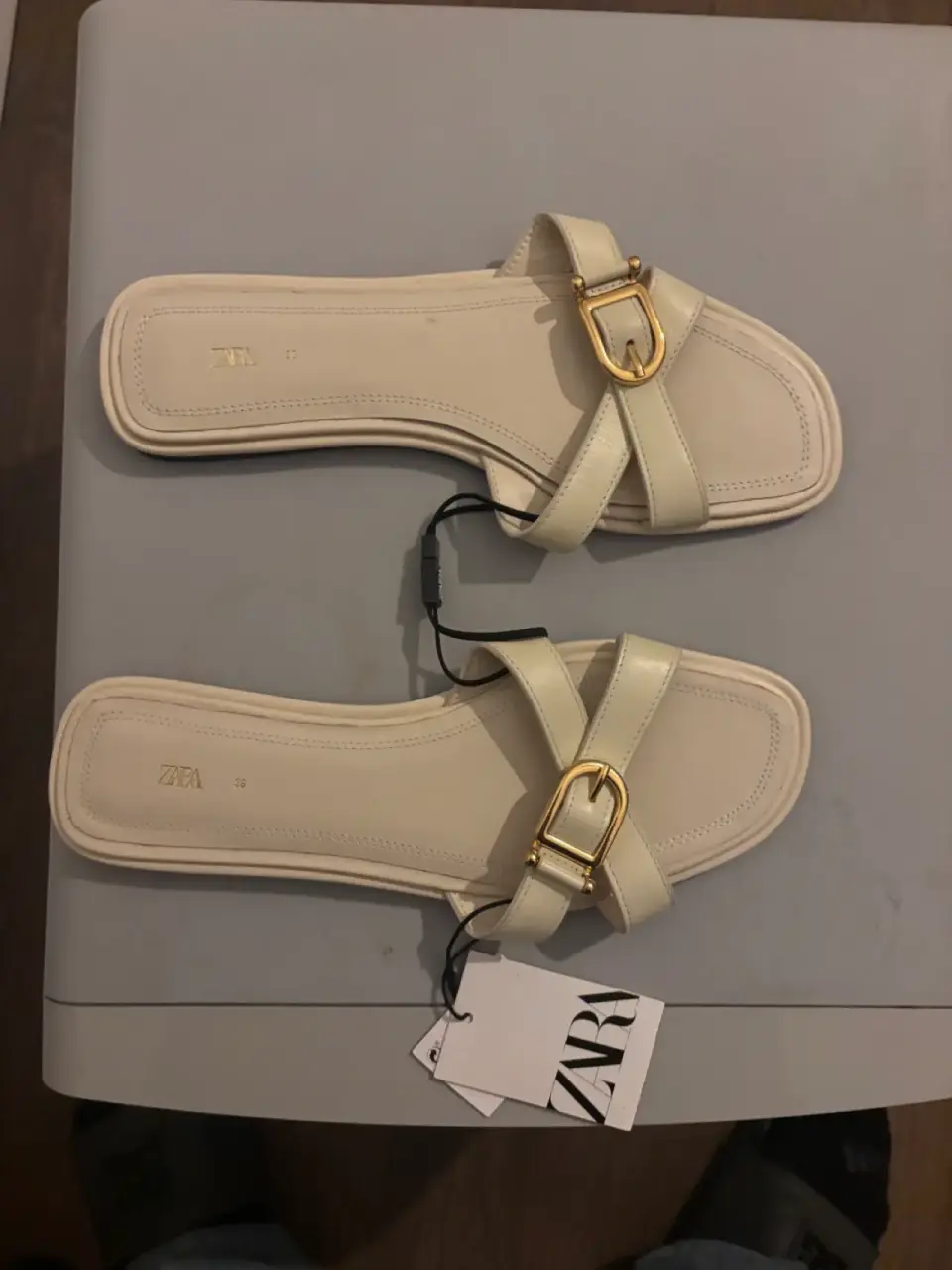 Sandalias planas color crema Zara - miniatura 1