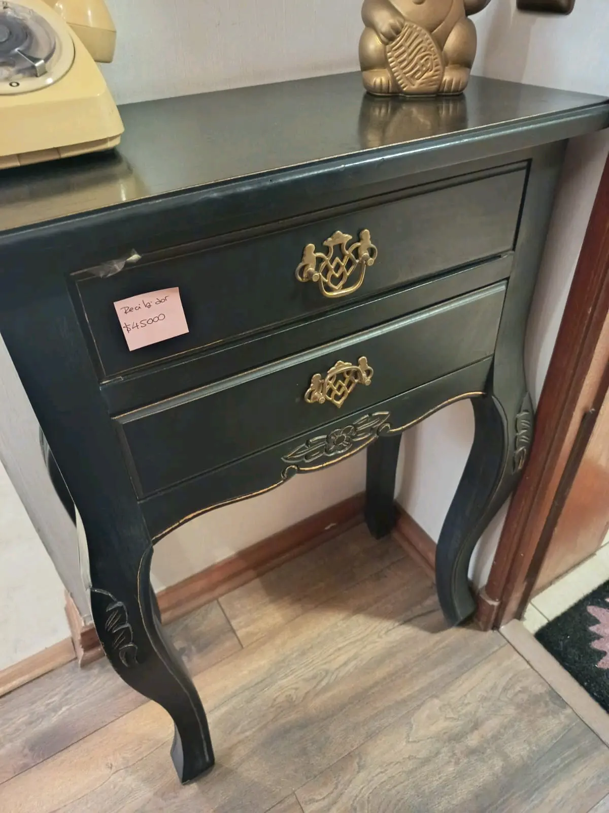 Arrimo negro con cajones decorativos