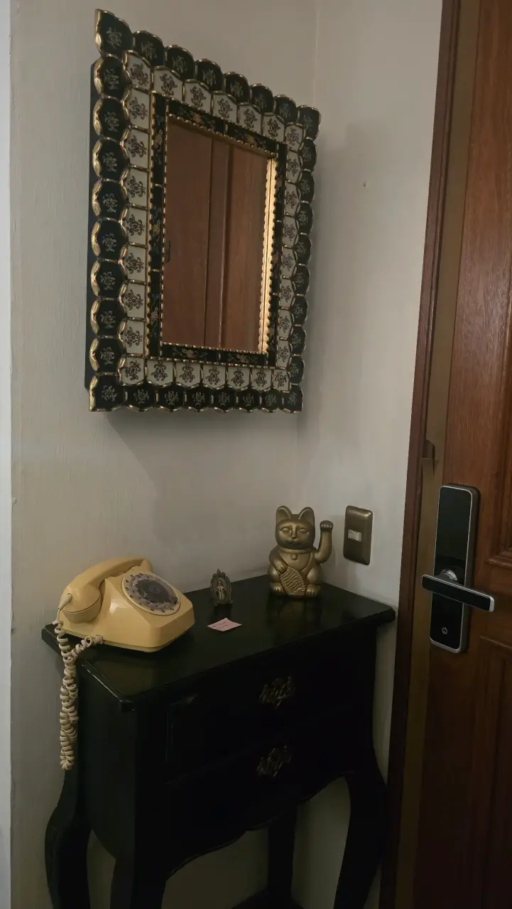 Arrimo negro con cajones decorativos - miniatura 2