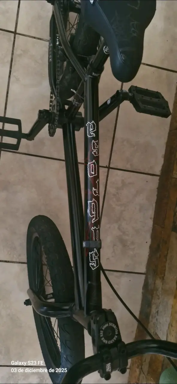 Bicicleta BMX negra - miniatura 2