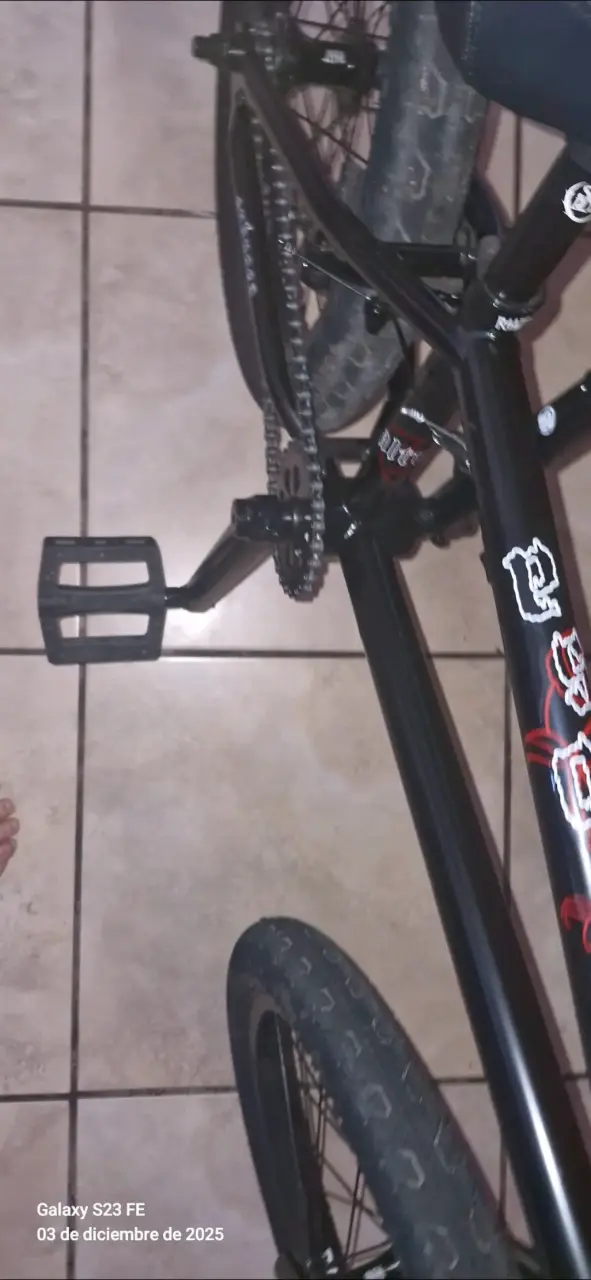 Bicicleta BMX negra - miniatura 3