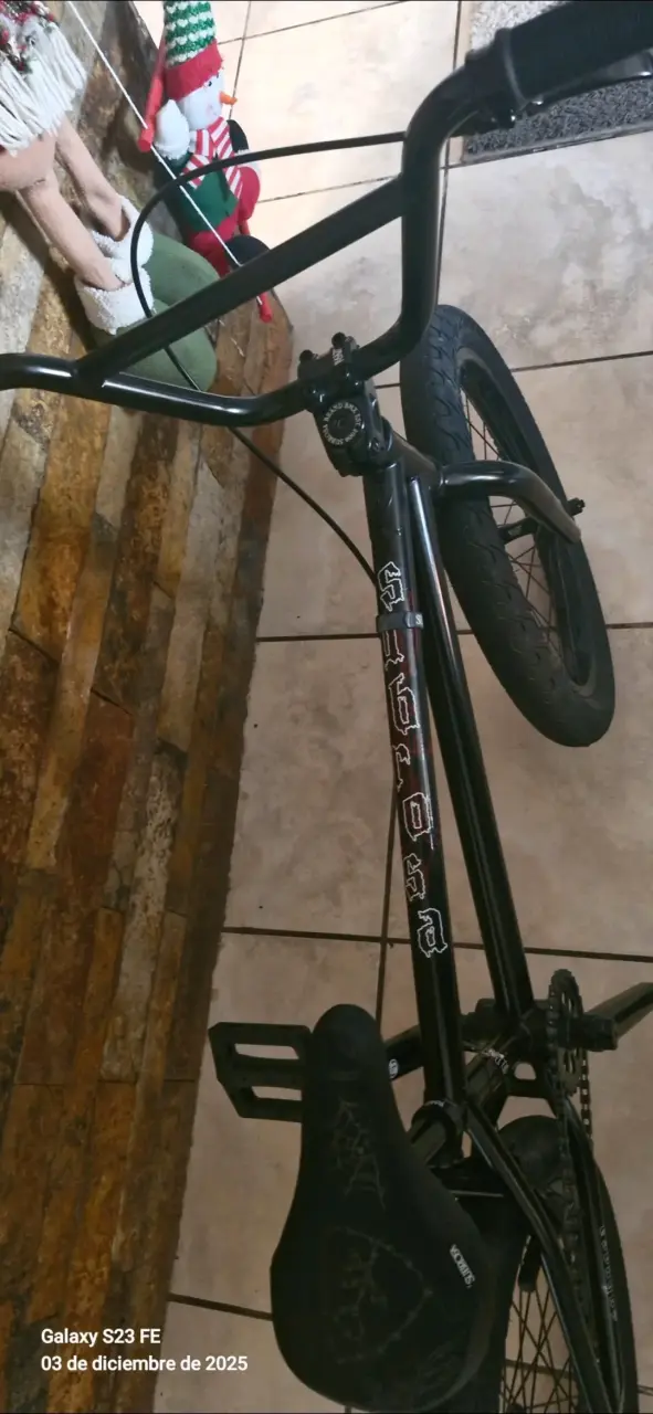 Bicicleta BMX negra - miniatura 5