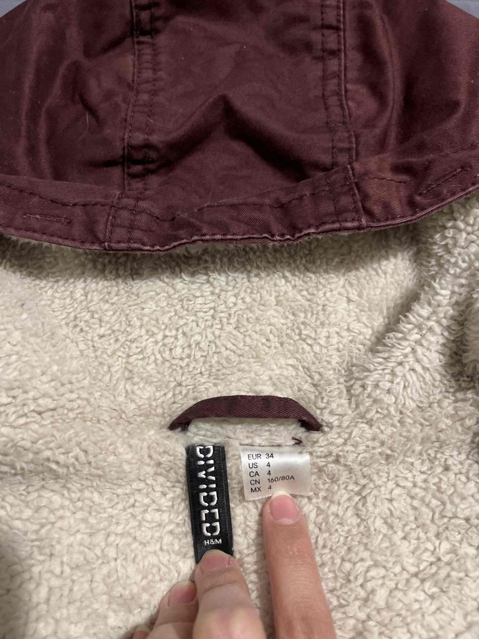 Abrigo burdeo con gorro - miniatura 3
