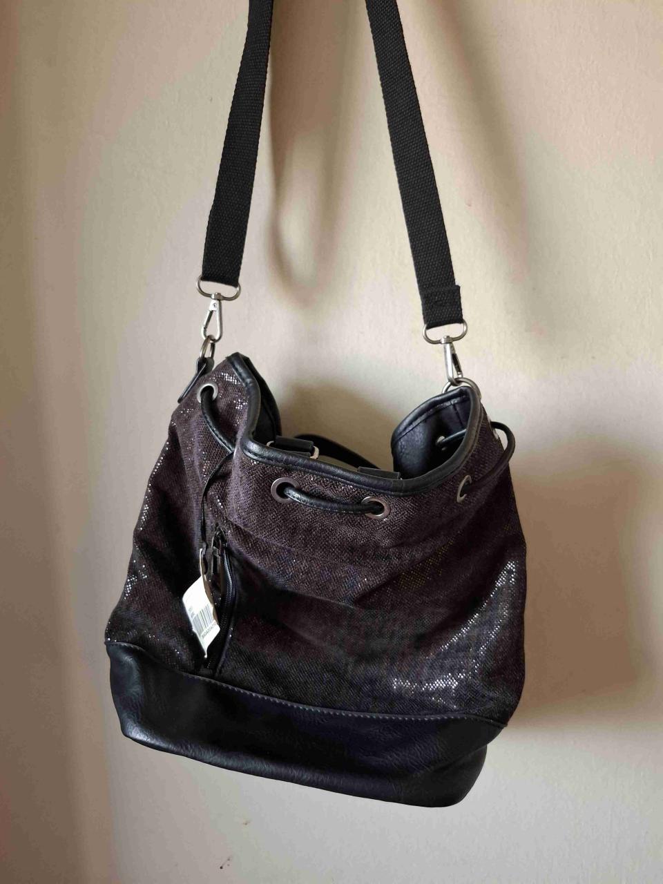 Bolso morado con texturas - miniatura 2