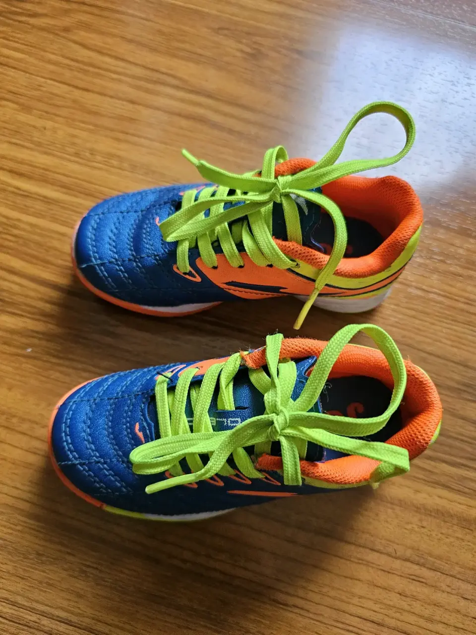 Zapatillas deportivas de fútbol. Talla 24 - miniatura 1