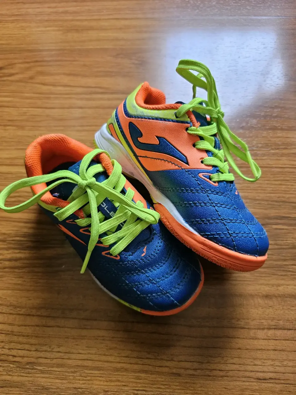 Zapatillas deportivas de fútbol. Talla 24 - miniatura 2