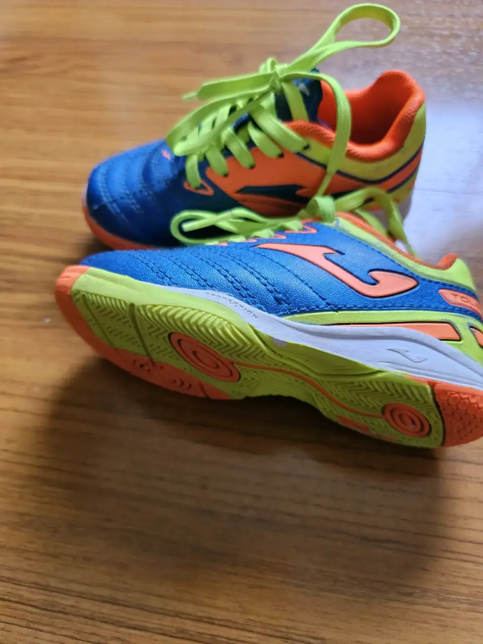 Zapatillas deportivas de fútbol. Talla 24 - miniatura 3