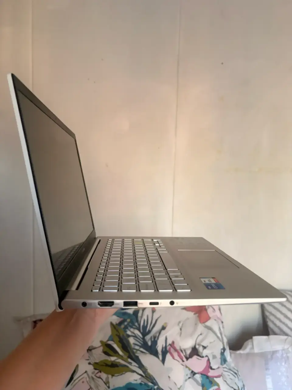 Laptop ASUS VivoBook con stickers - miniatura 3