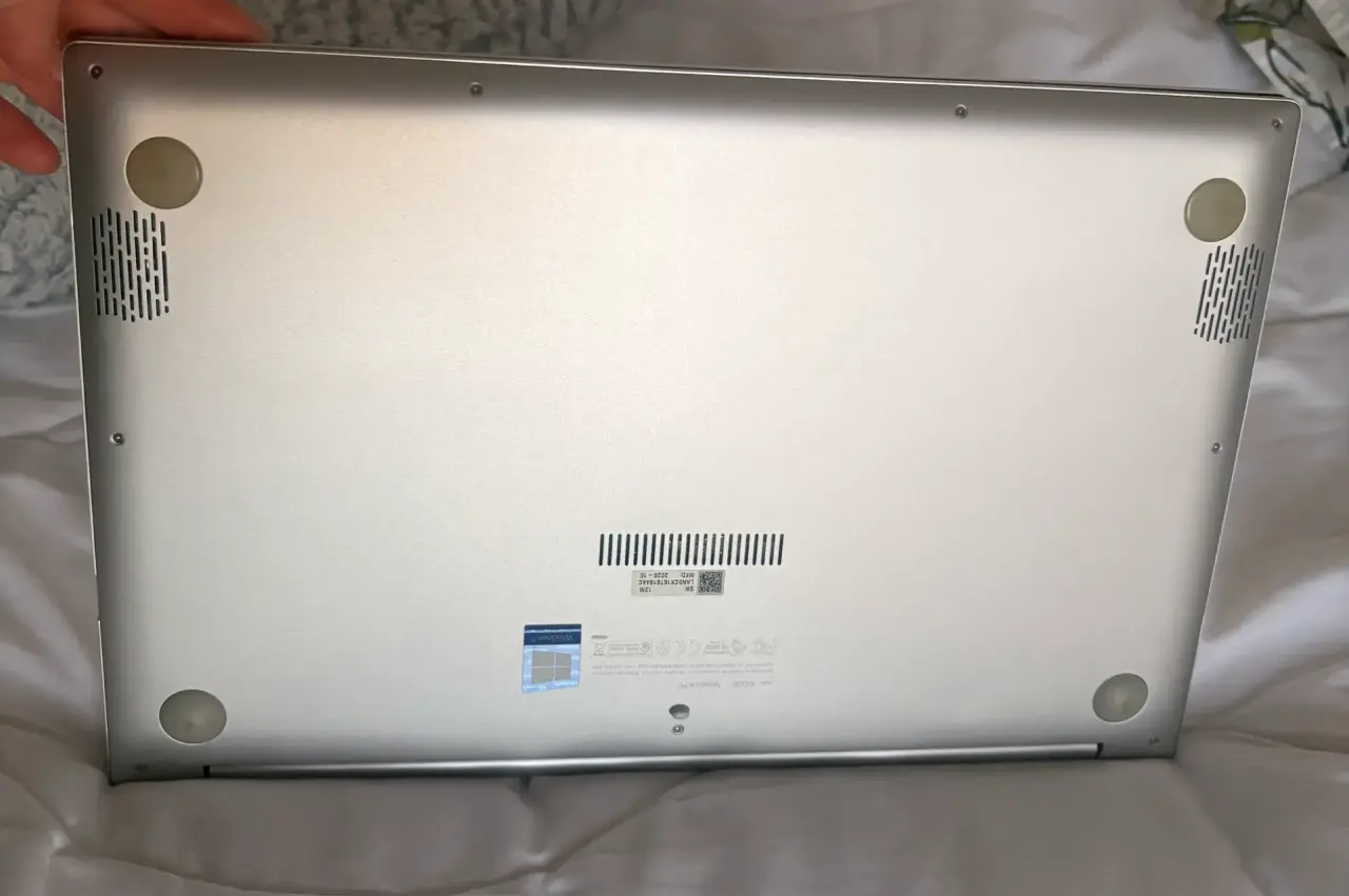 Laptop ASUS VivoBook con stickers - miniatura 4