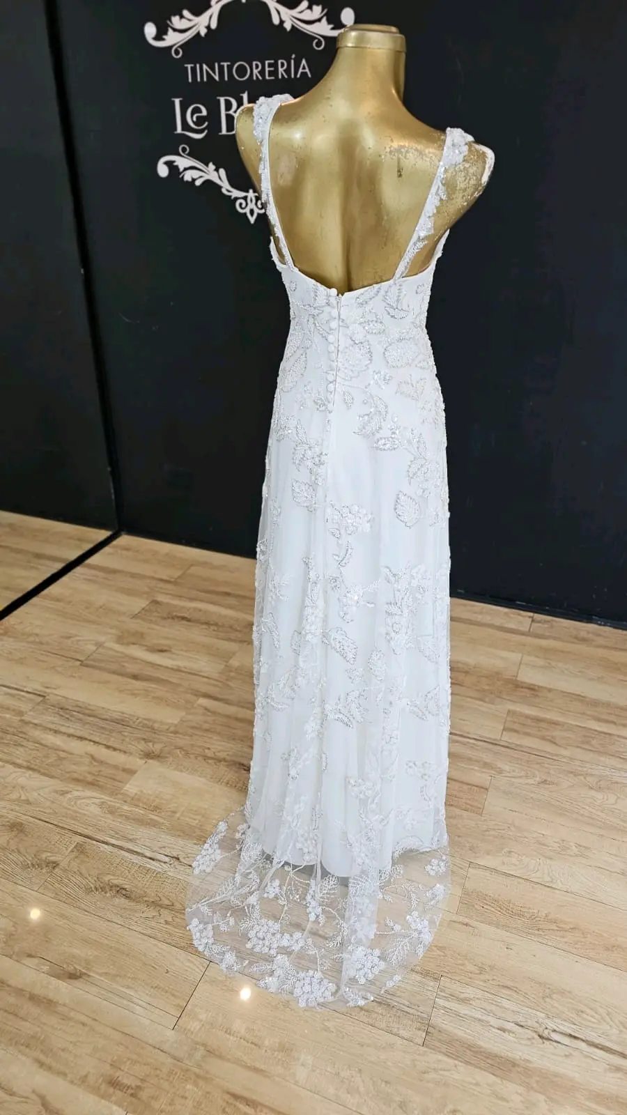 Vestido de novia bordado a mano - miniatura 3