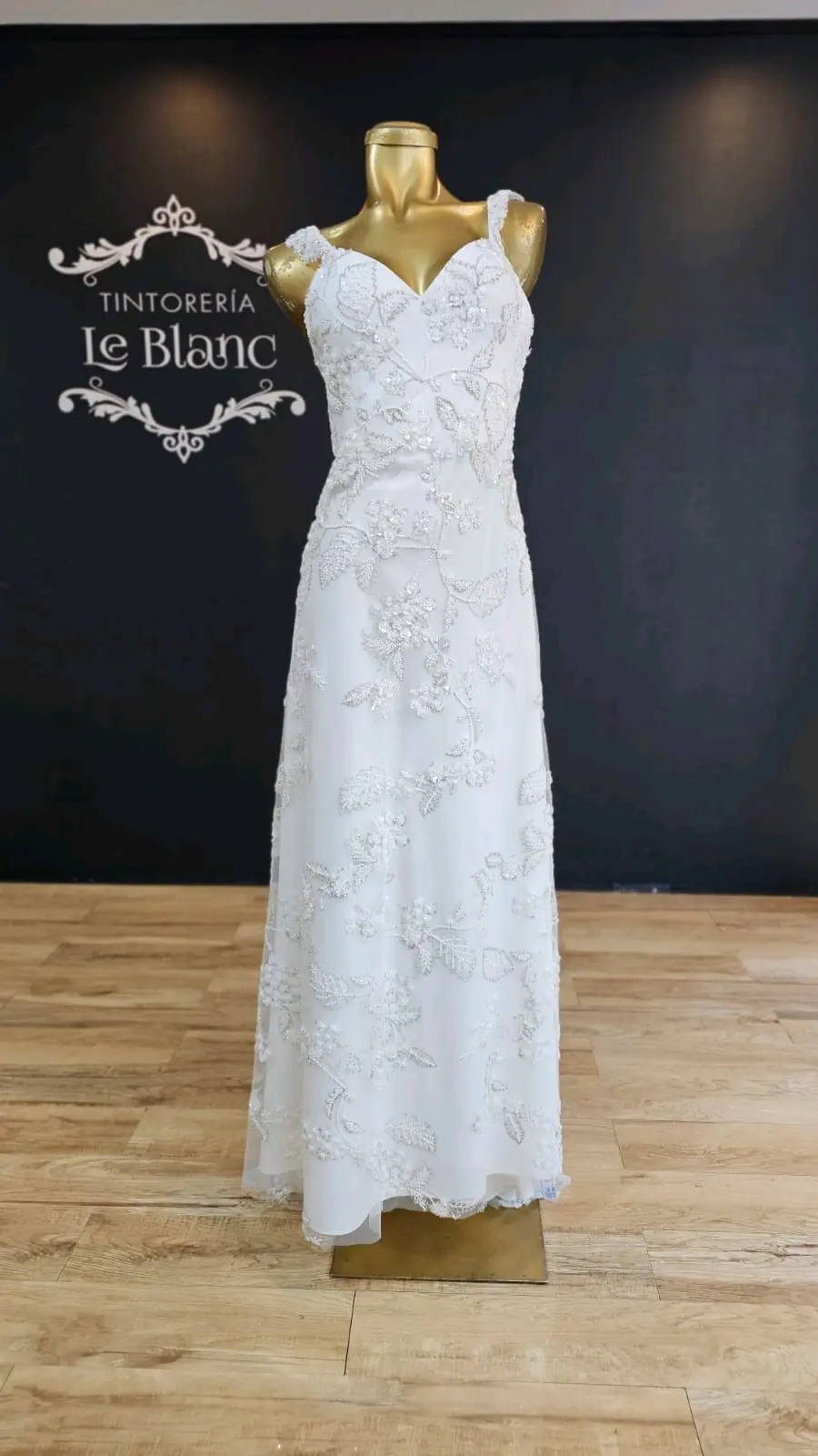 Vestido de novia blanco bordado a mano - miniatura 4