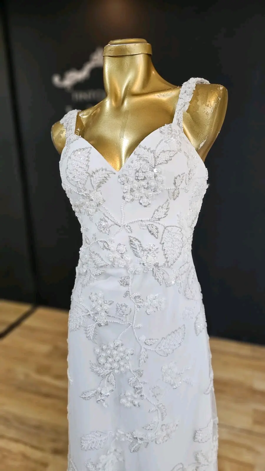 Vestido de novia blanco bordado a mano - miniatura 5