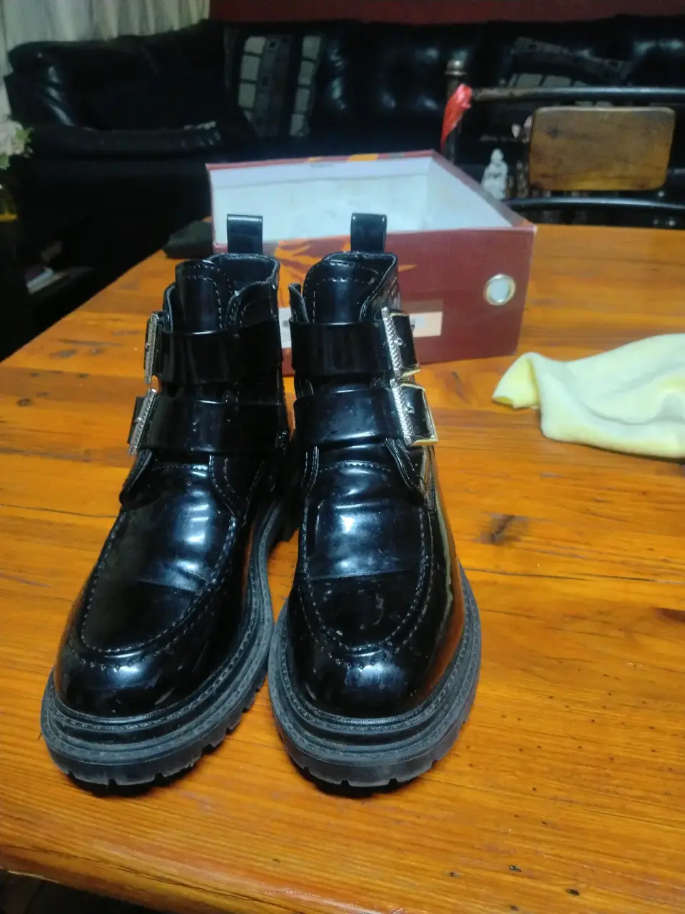 Botines negros con hebillas - miniatura 2