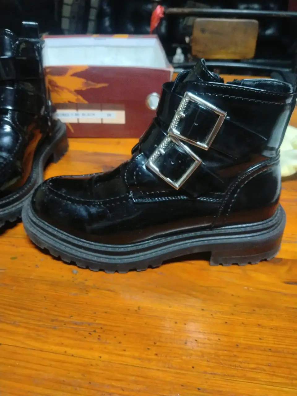 Botines negros con hebillas - miniatura 4