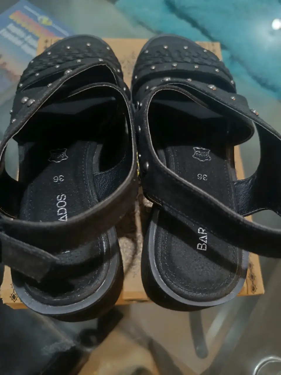 Sandalias negras con tachas Barbados