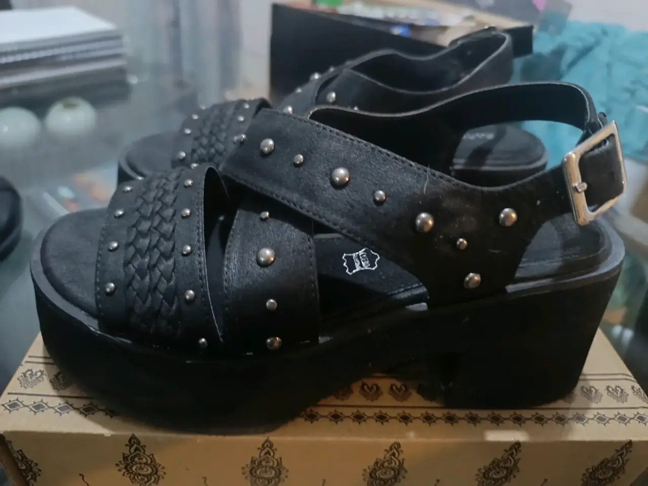 Sandalias negras con tachas Barbados - miniatura 2