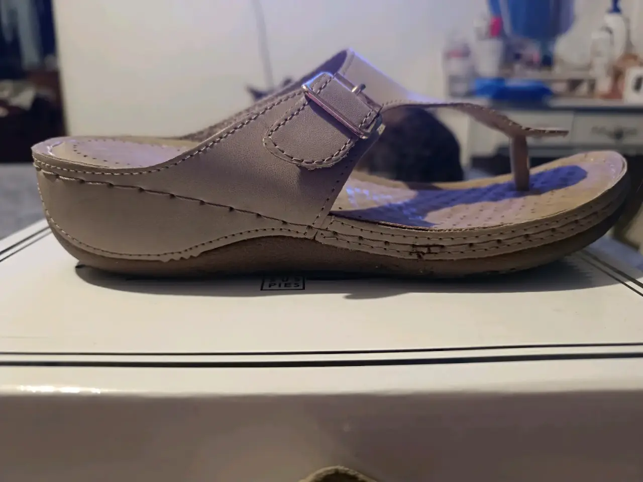 Sandalias beige cómodas - miniatura 2