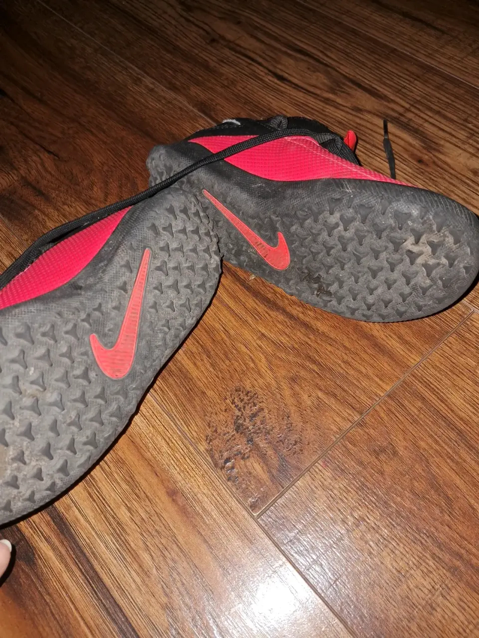 Zapatillas deportivas rojas y negras - miniatura 2