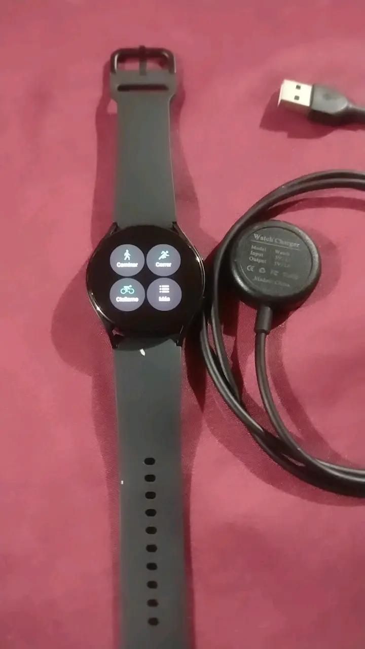 Smartwatch negro con cargador