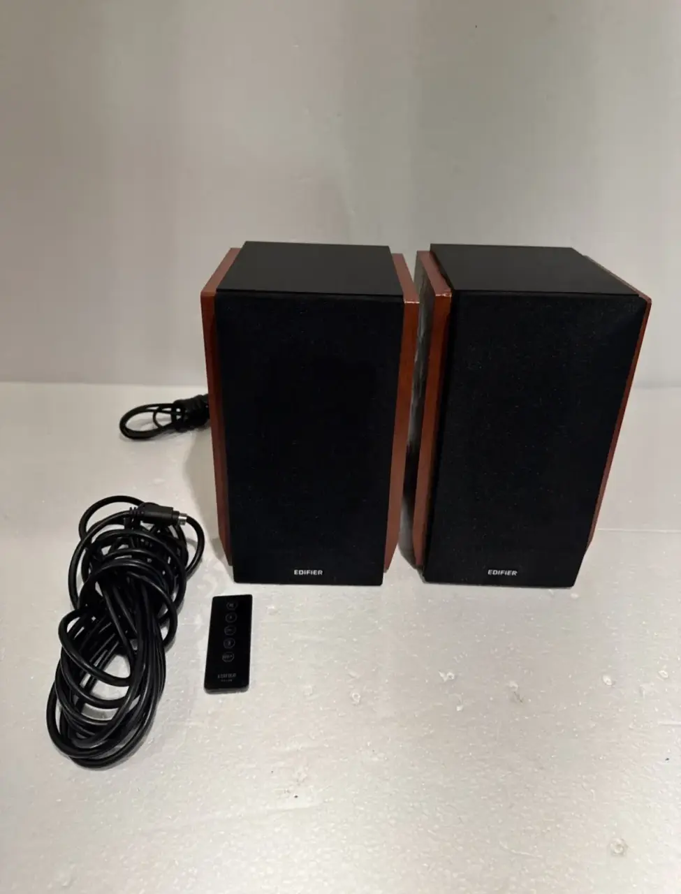 Parlantes Edifier R1700BT Bluetooth - miniatura 1