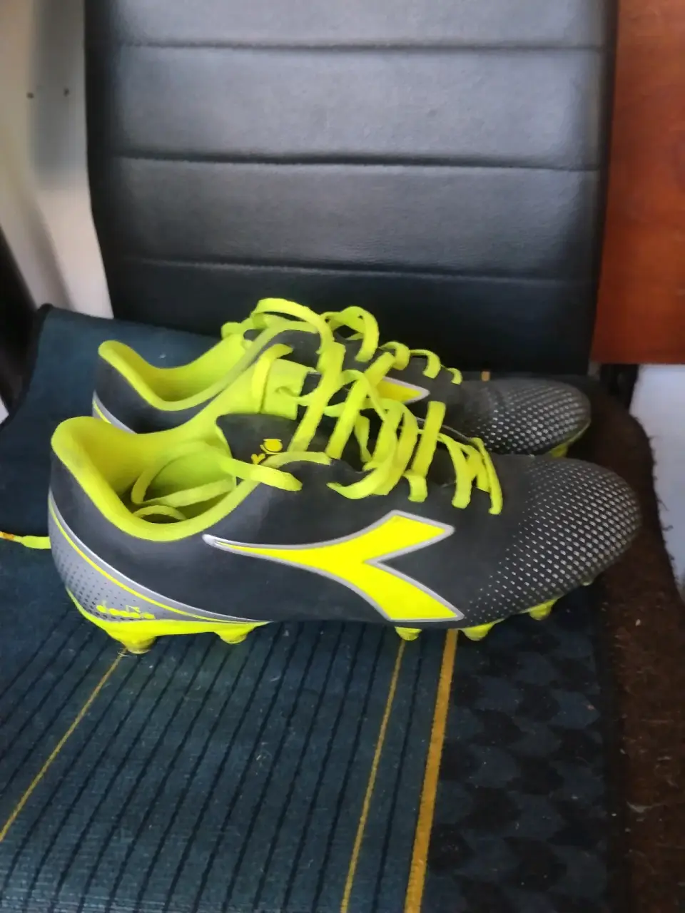 Botines deportivos negros y amarillos - miniatura 1
