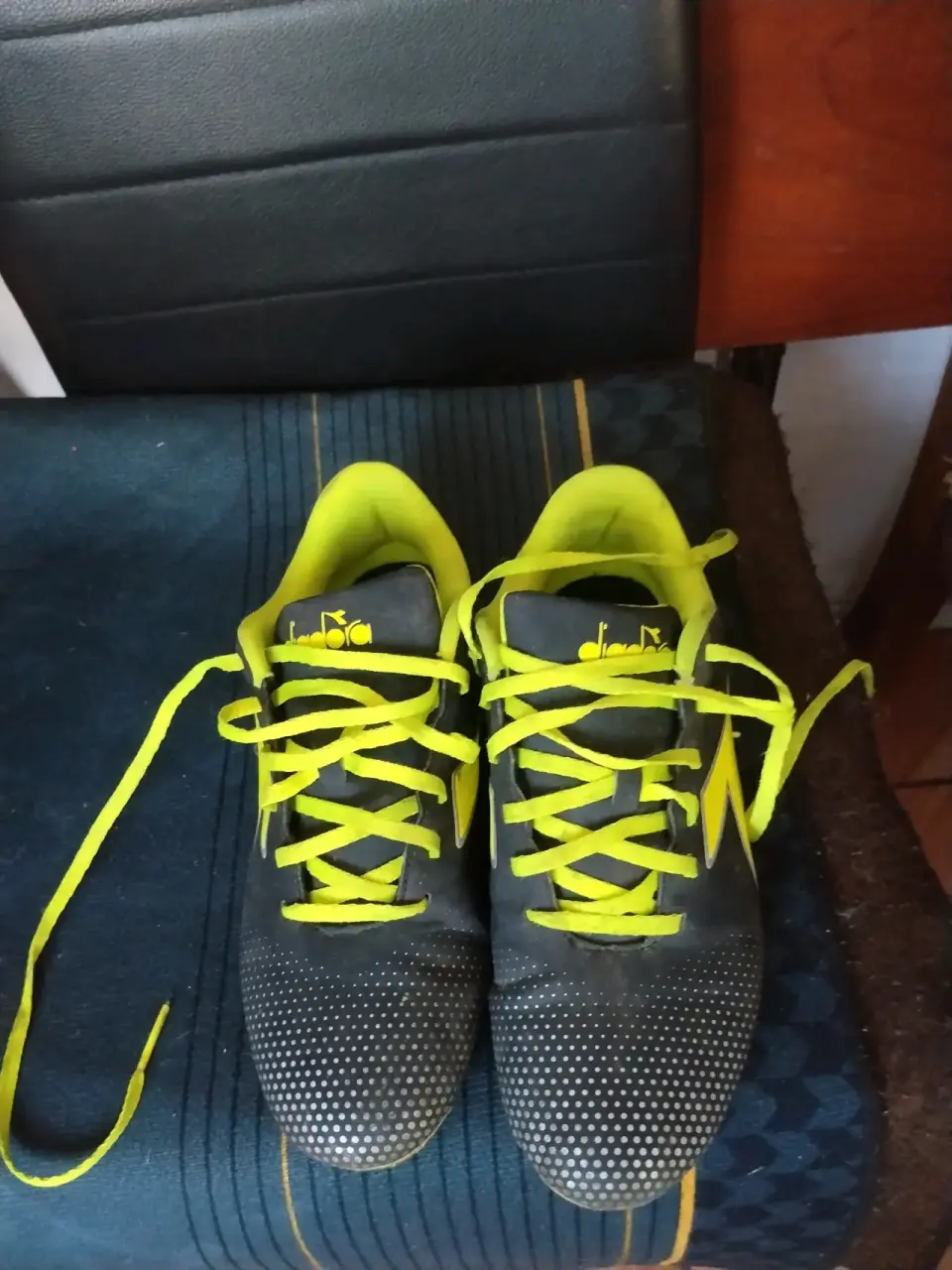 Botines deportivos negros y amarillos - miniatura 2