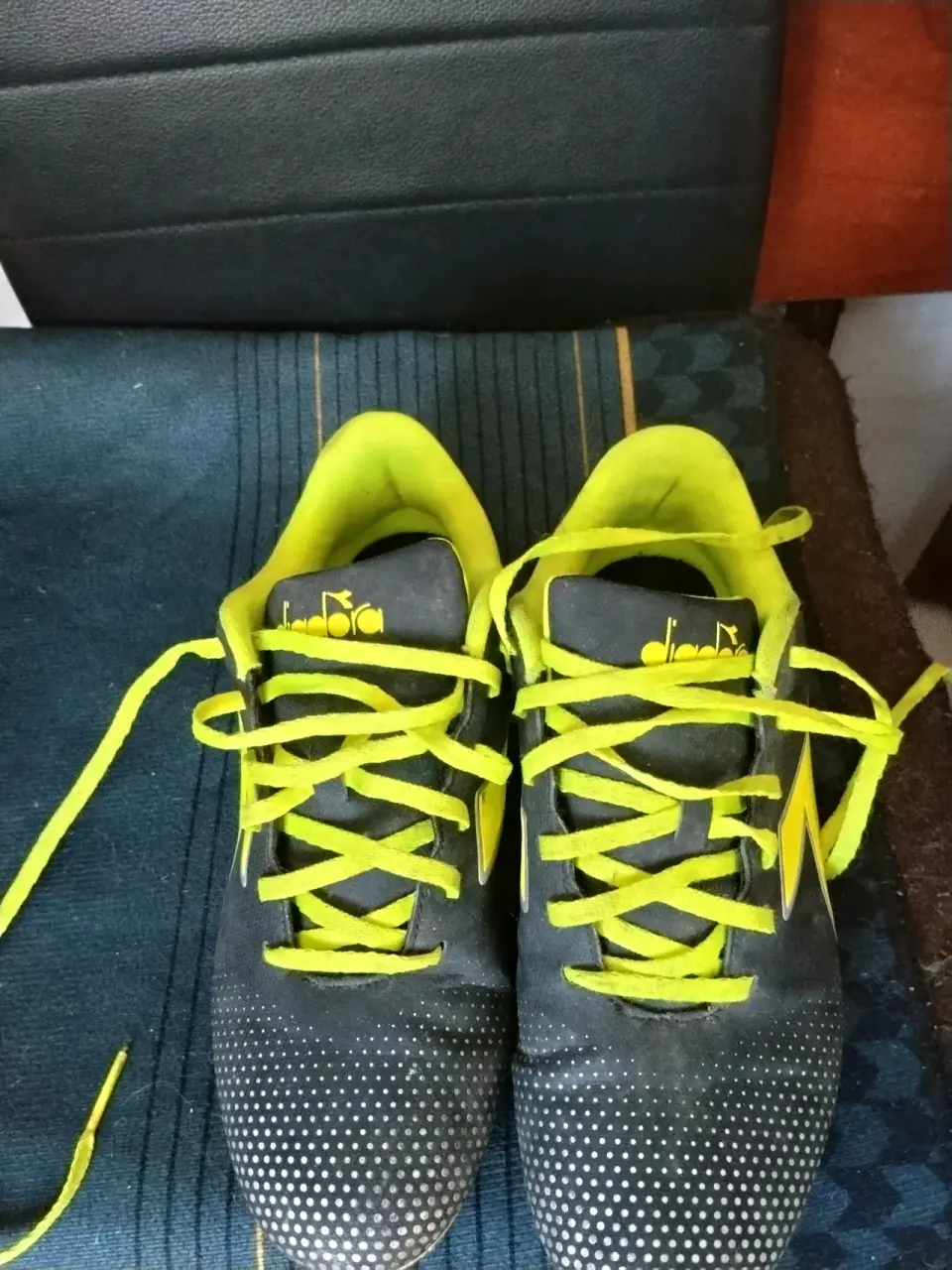 Botines deportivos negros y amarillos - miniatura 3