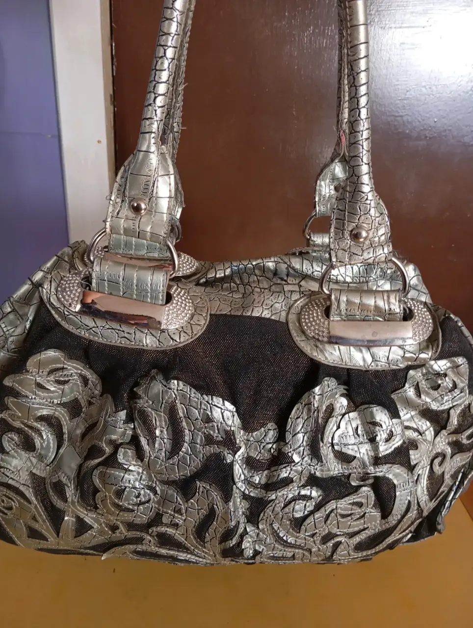 Cartera negra con detalles metálicos - miniatura 1