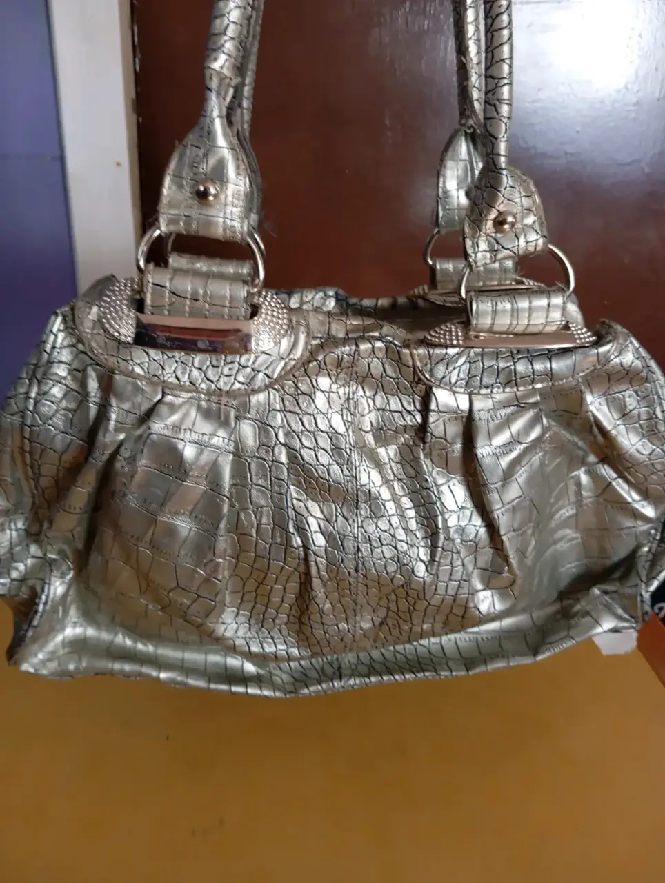 Cartera negra con detalles metálicos - miniatura 2