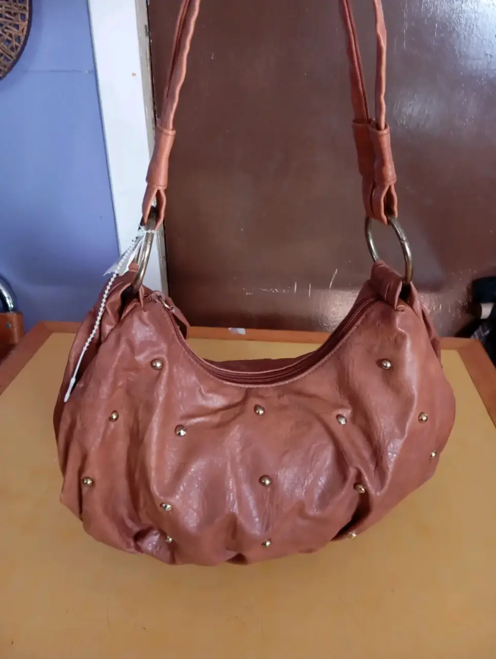 Cartera negra con detalles metálicos - miniatura 3