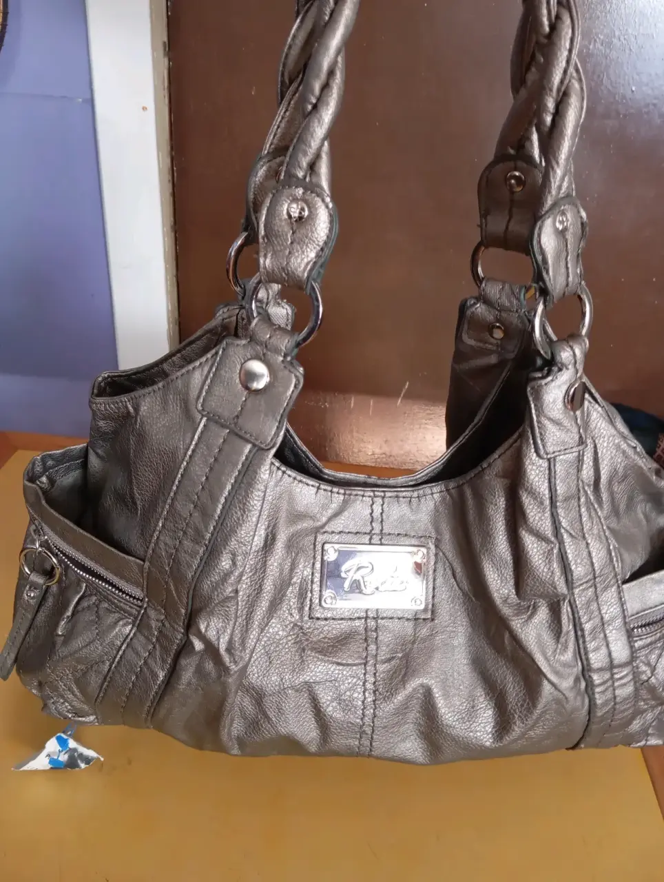 Cartera negra con detalles metálicos - miniatura 4