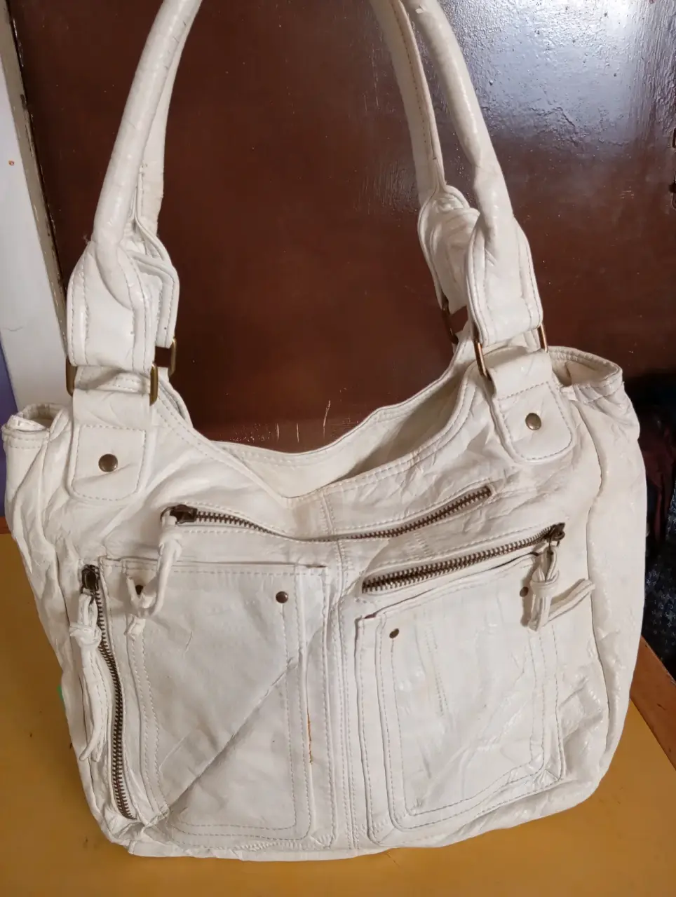 Cartera negra con detalles metálicos - miniatura 5