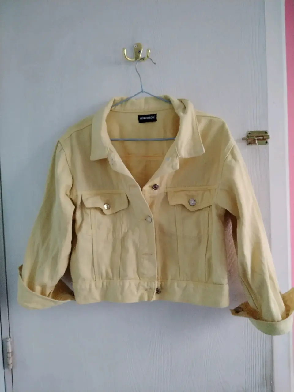 Chaqueta roja estilo motociclista - miniatura 3