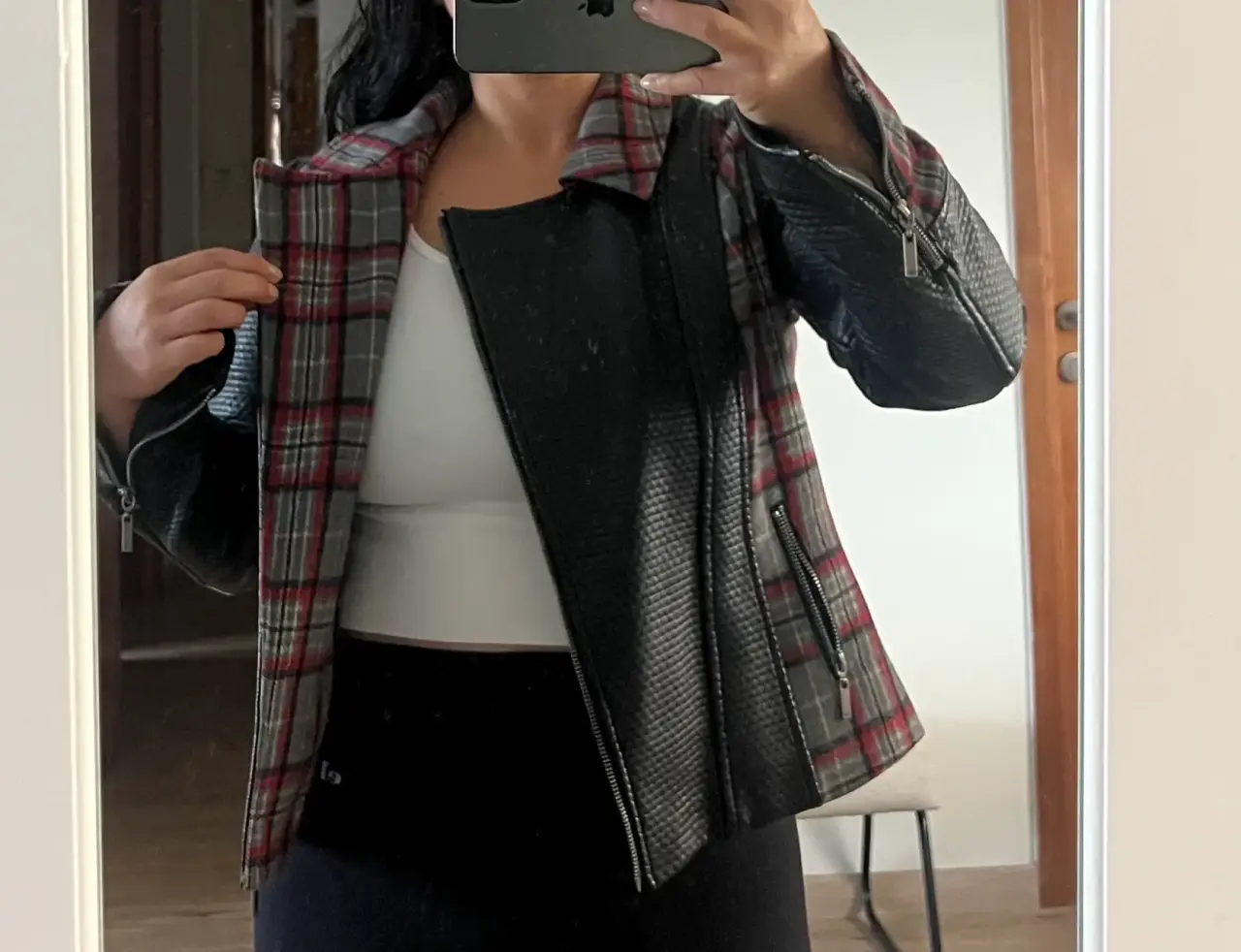 Chaqueta negra con forro a cuadros - miniatura 1