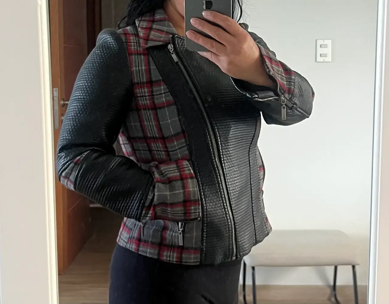 Chaqueta negra con forro a cuadros - miniatura 2