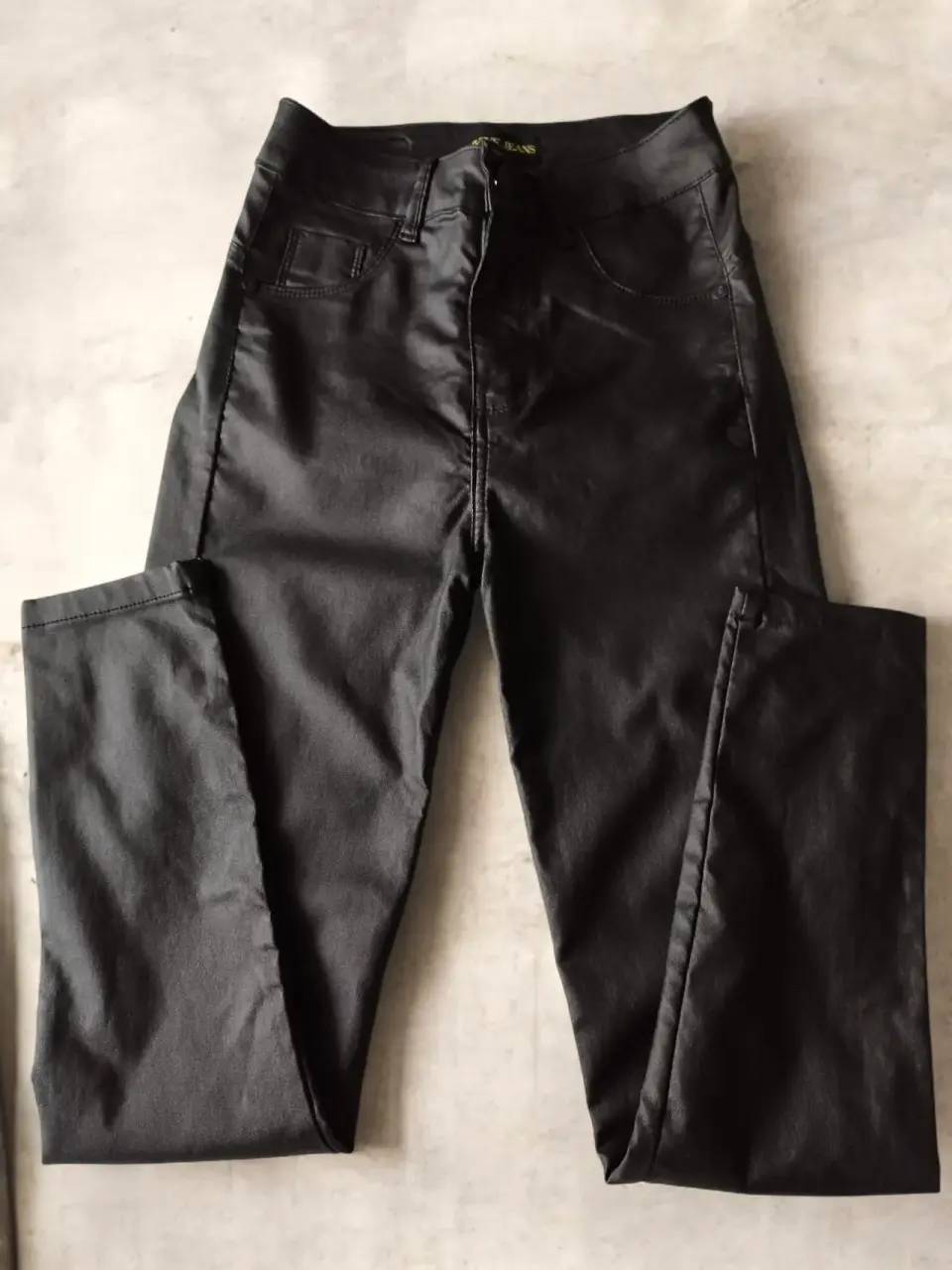 Pantalón eco cuero