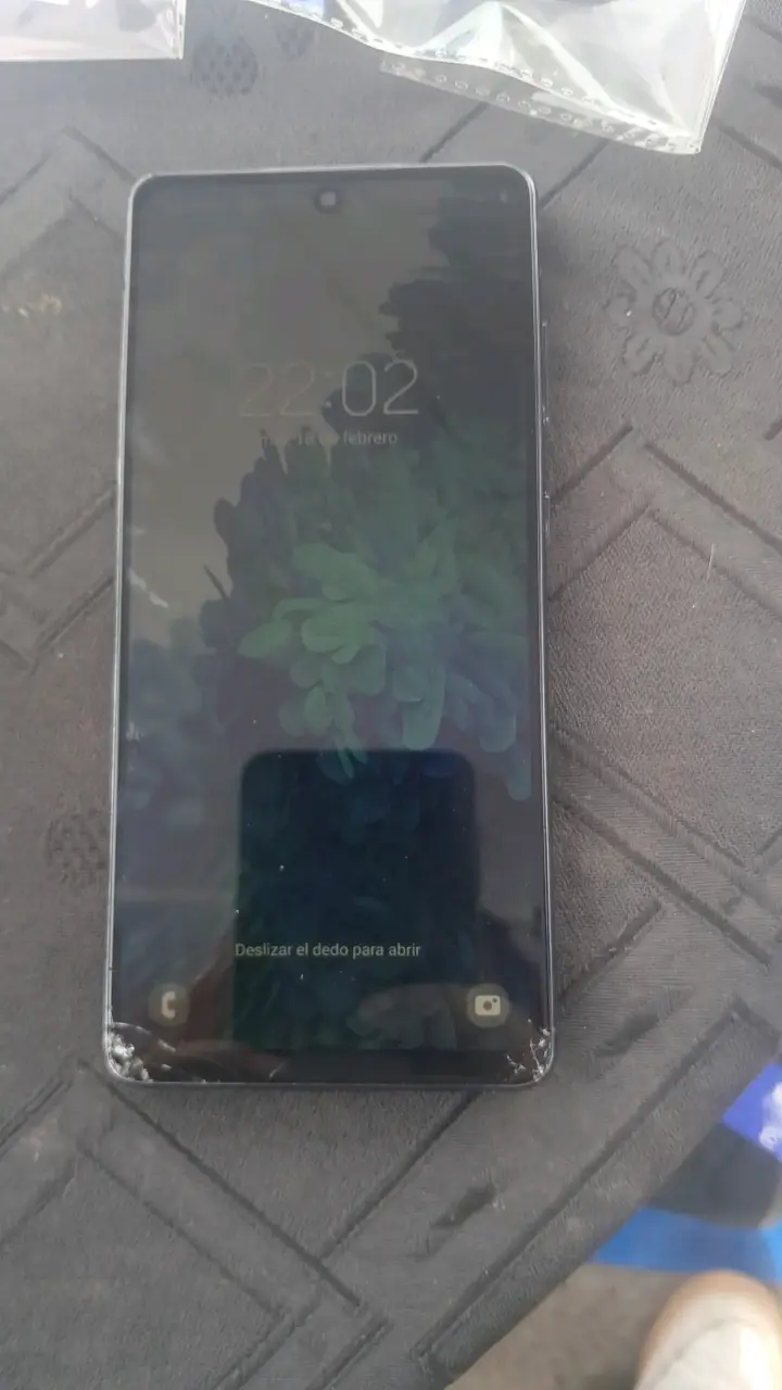 Teléfono móvil con pantalla dañada - miniatura 1