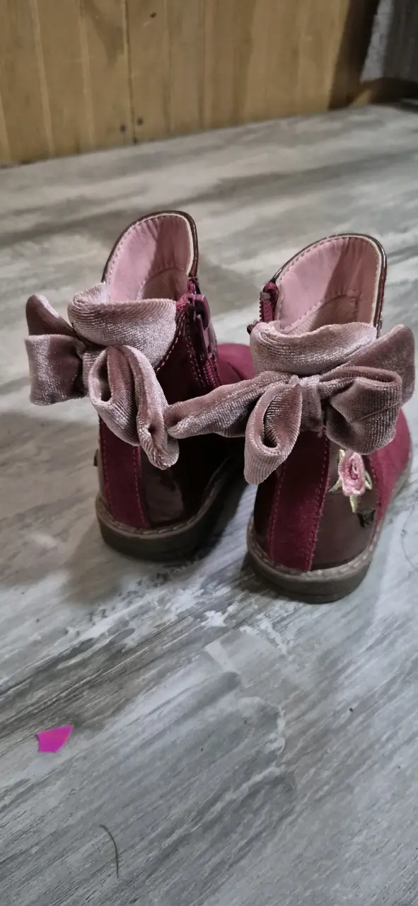Botines rosados con flores bordadas - miniatura 2