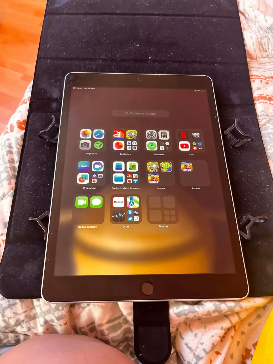 Tablet Apple en funda negra - miniatura 1