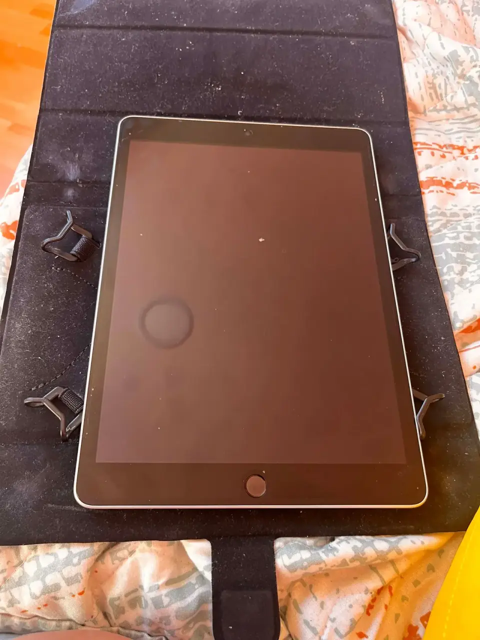 Tablet Apple en funda negra - miniatura 2