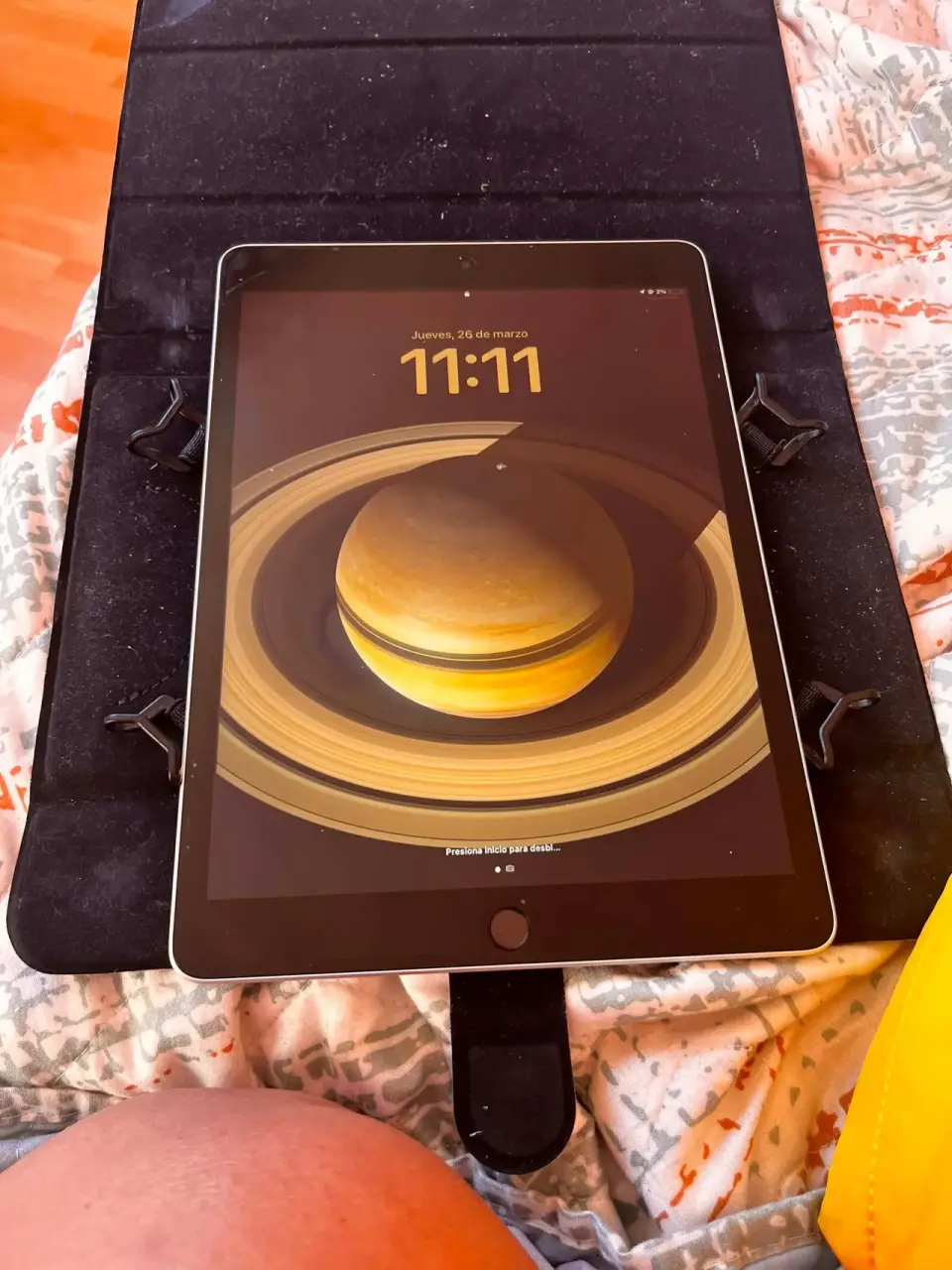 Tablet Apple en funda negra - miniatura 3