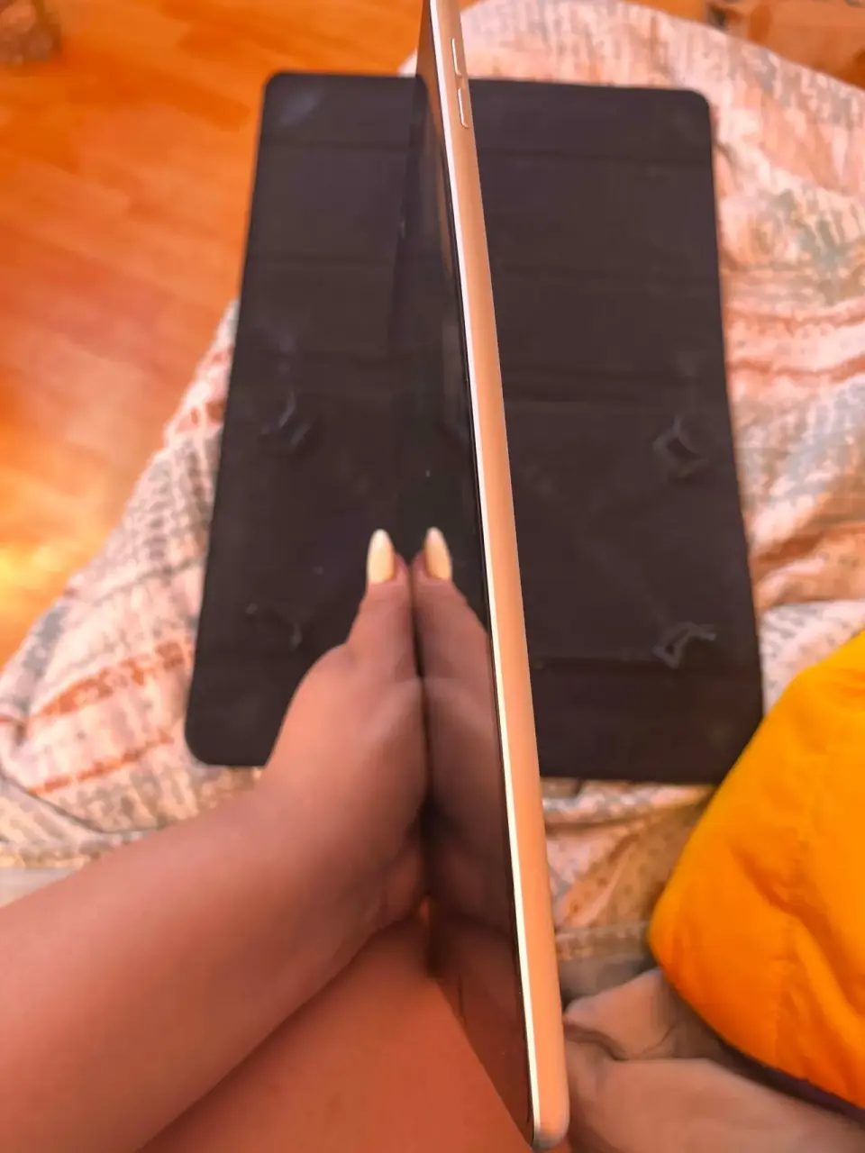 Tablet Apple en funda negra - miniatura 4