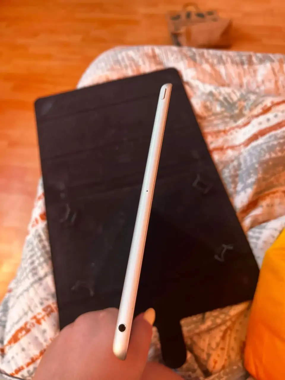 Tablet Apple en funda negra - miniatura 5