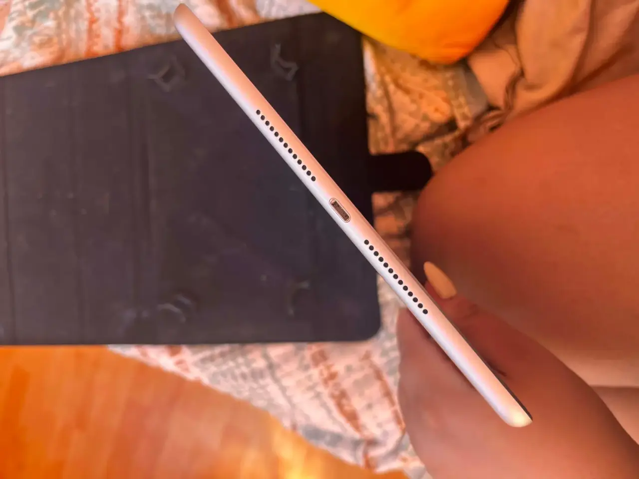 Tablet Apple en funda negra - miniatura 6